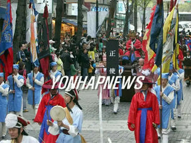 ４月にソウル・仁寺で行われた朝鮮通信使行列を再現した行事＝２００６（聯合）