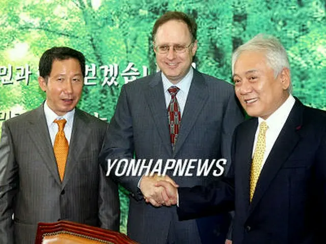 左から金槿泰議長、バーシュボウ駐韓米大使、金ハンギル院内代表＝１４日、ソウル（聯合）