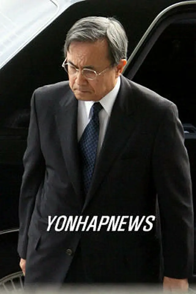 外交通商部に到着した日本の大島正太郎駐韓大使。待ち構えた取材陣の質問には一切答えなかった＝１５日、ソウル（聯合）