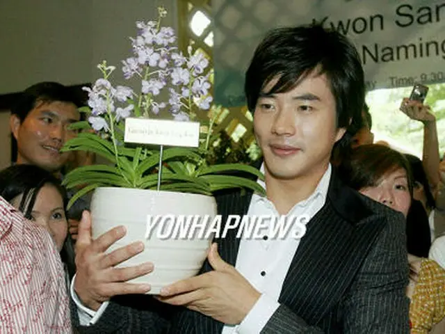 “クォンサンウ蘭”を掲げてみせるクォン・サンウ=4日(聯合)