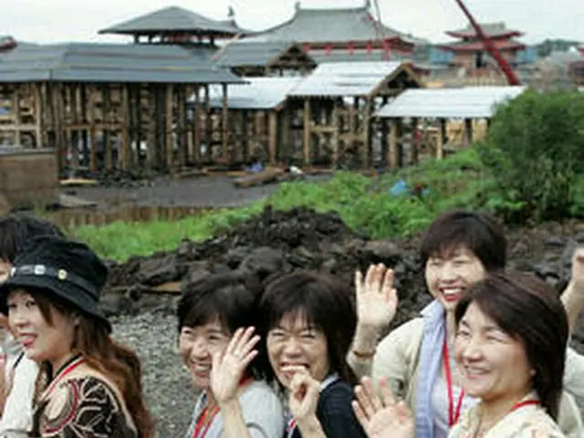 オープンセットを訪れた日本人観光客＝5日、済州（聯合）
