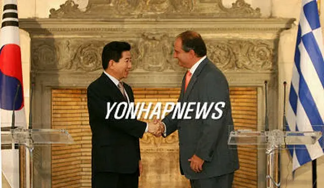 会談結果を発表後、握手を交わす盧武鉉大統領（左）とギリシャのカラマンリス首相＝5日、アテネ（聯合）