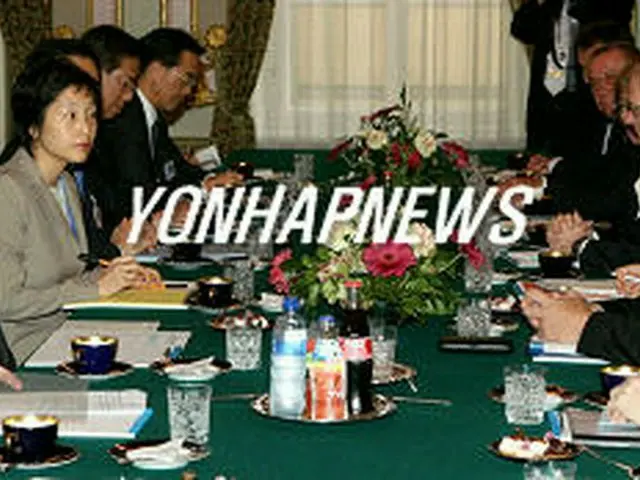 会談に出席する盧武鉉大統領とバンハネン首相、両国の閣僚＝８日、ヘルシンキ（聯合）