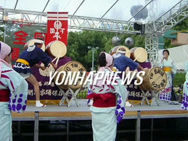 昨年の行事で披露された日本の「平家踊り」（日本大使館提供）＝2005年（聯合）
