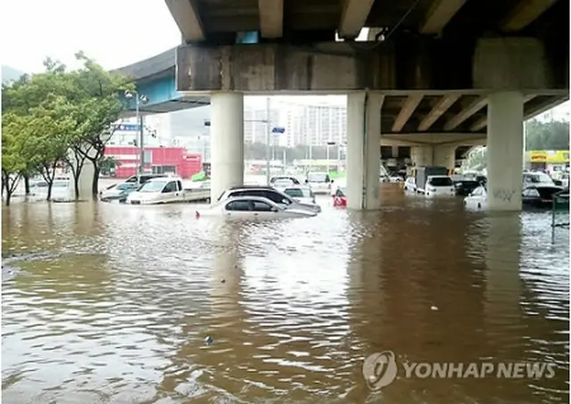 台風による雨で浸水する木浦市内の道路＝30日、木浦（聯合ニュース）