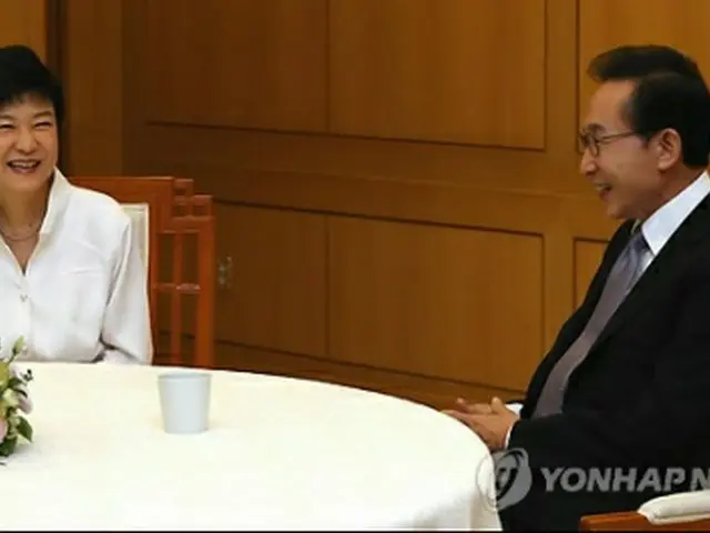 会談する李大統領（右）と朴槿恵氏＝2日、ソウル（聯合ニュース）