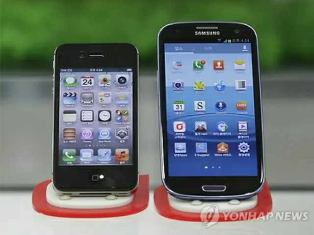「iPhone4S」（左）と「ギャラクシーS3」＝（AP＝聯合ニュース）