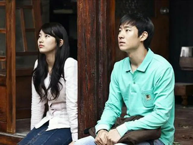 韓国映画「建築学概論」の「Miss A」スジ（左）とイ・ジェフン