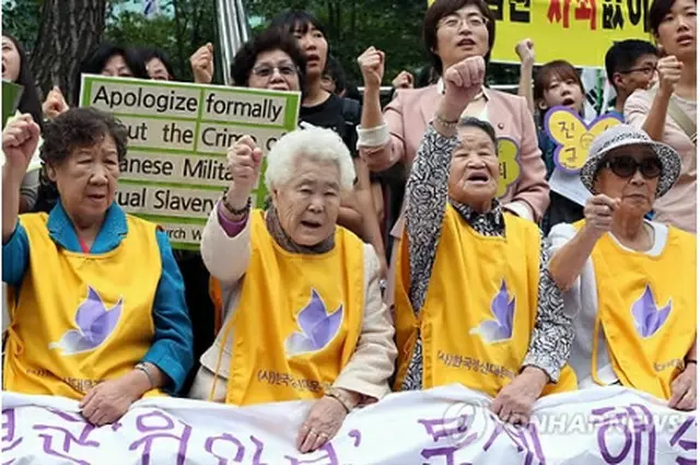 ソウルの日本大使館前で慰安婦問題の解決を訴える被害女性ら＝（聯合ニュース）