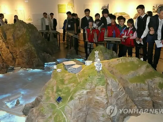 独島体験館に設置された島の模型＝１４日、ソウル（聯合ニュース）