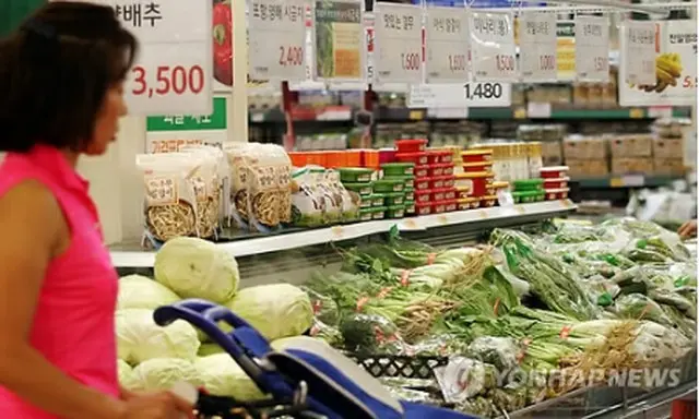 大手スーパーで買い物する消費者＝（聯合ニュース）