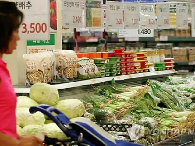 大手スーパーで買い物する消費者＝（聯合ニュース）