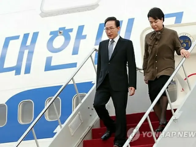 インドネシアに到着した李大統領夫妻＝7日、バリ（聯合ニュース）