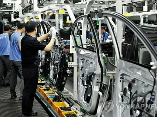 自動車製造工場で作業する労働者ら＝（聯合ニュース）