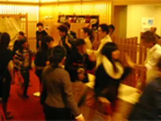 大阪・新歌舞伎座「ミュージカル光化門恋歌」ハイタッチ会を実施