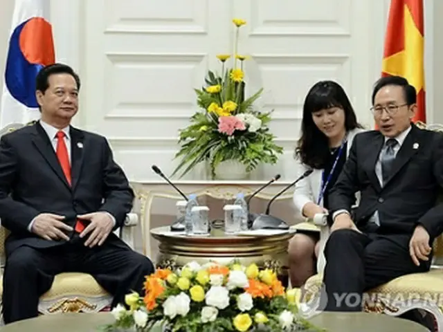 会談する李大統領（右）とグエン・タン・ズン首相＝19日、プノンペン（聯合ニュース）