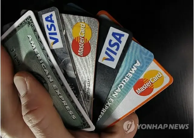 クレジットカード使用額は低調な一方で、デビットカードの利用者は急増している（資料写真）＝（聯合ニュース）