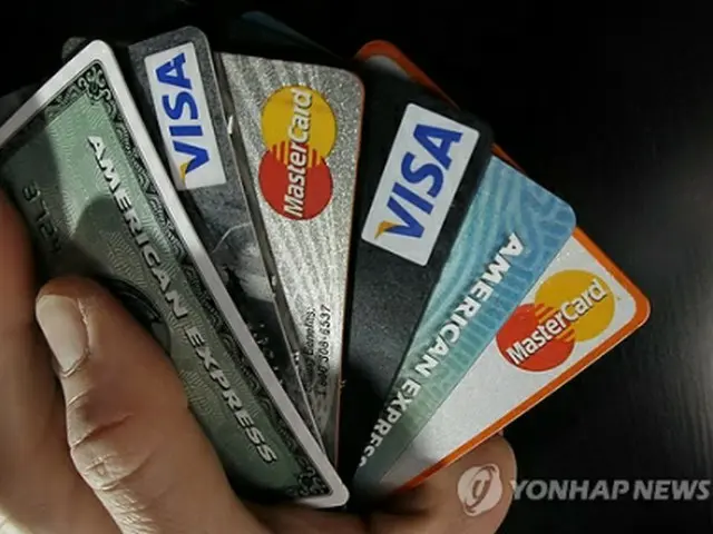 クレジットカード使用額は低調な一方で、デビットカードの利用者は急増している（資料写真）＝（聯合ニュース）