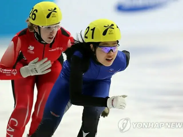 韓国に初の金メダルをもたらしたヒョン・イナ（右）＝１日、平昌（聯合ニュース）