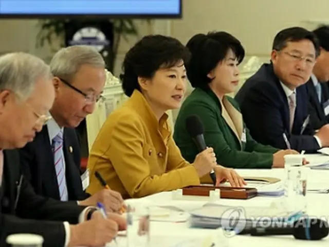 会議で発言する朴大統領（左から3人目）＝28日、ソウル（聯合ニュース）