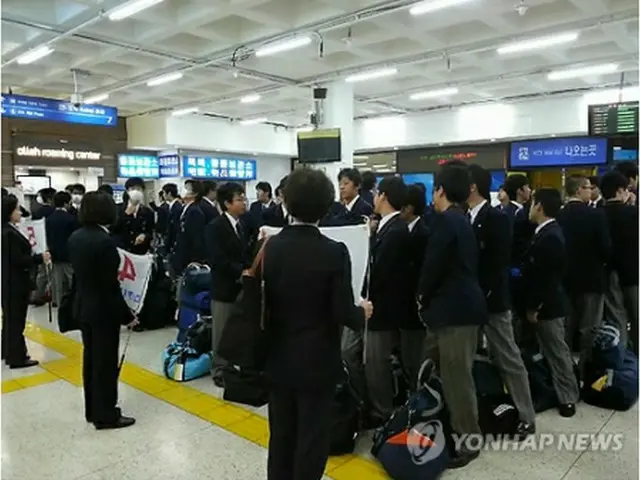 仁川国際空港に到着した日本の高校生ら＝（聯合ニュース）