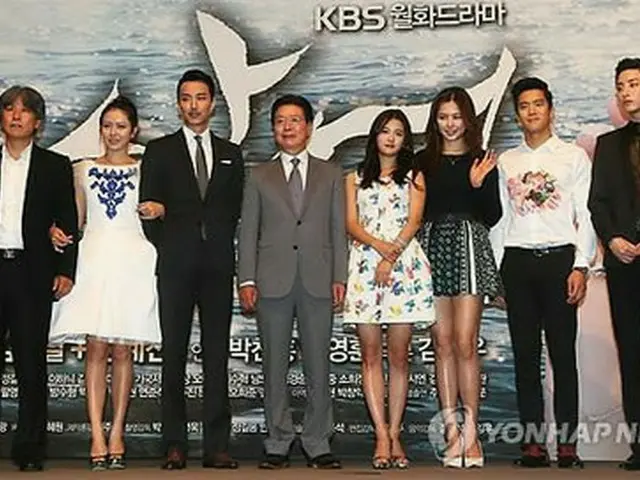 KBS2TV月火ドラマ「サメ」のパク・チャンホン監督（一番左）と出演者ら