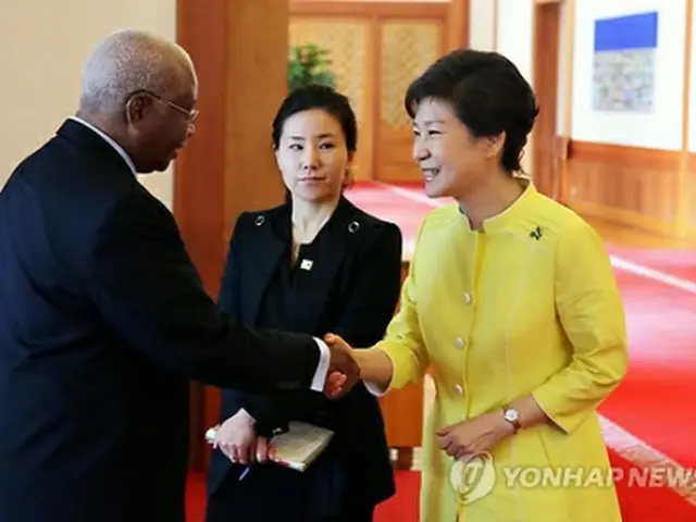 ゲブザ大統領と握手する朴大統領（右）＝４日、ソウル（聯合ニュース）