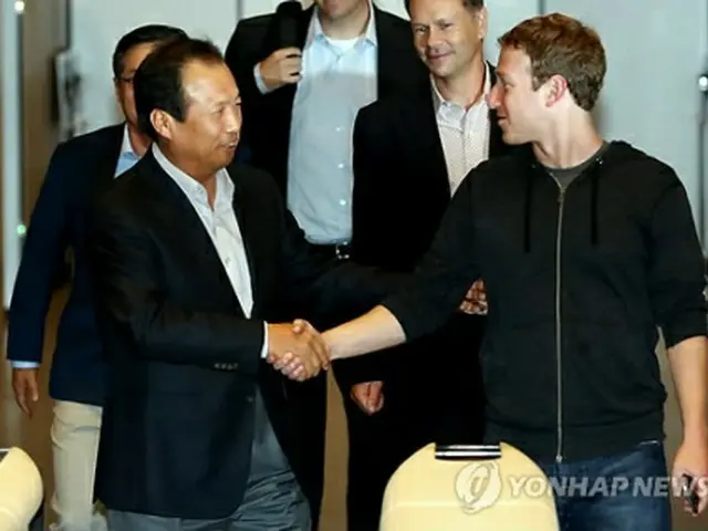 サムスン電子を訪問した米フェイスブックの創業者、マーク・ザッカーバーグ最高経営責任者（右）＝１８日、ソウル（聯合ニュース）