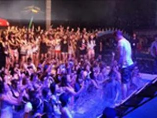 「DJ DOC」、プールサイドでの公演に出演