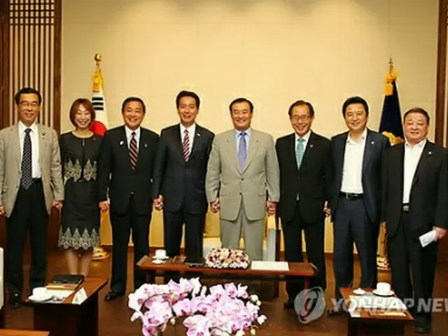 姜国会議長（右から4人目）と会談する前原氏（同5人目）ら＝23日、ソウル（聯合ニュース）