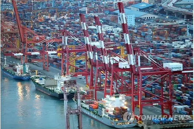 釜山港で輸出品の積荷作業をするコンテナ船（資料写真）＝（聯合ニュース）