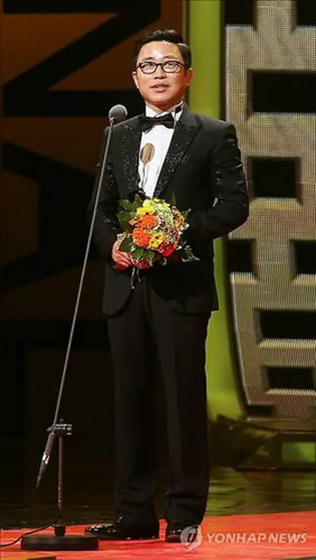 「ソウルドラマアワード2013」で男性演技者賞を受賞した俳優イ・ムンシク