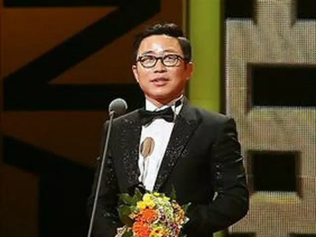 「ソウルドラマアワード2013」で男性演技者賞を受賞した俳優イ・ムンシク