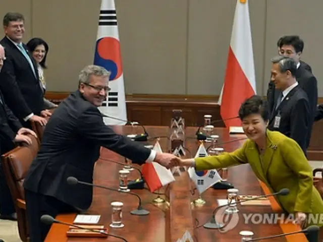 握手を交わす朴大統領（右）とコモロフスキ大統領＝22日、ソウル（聯合ニュース）