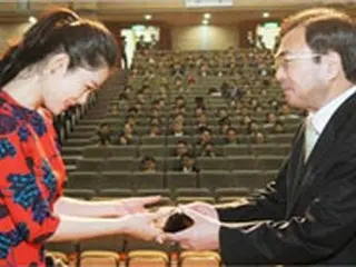 女優キム・ヒョンジュ、最高裁より感謝牌を授与