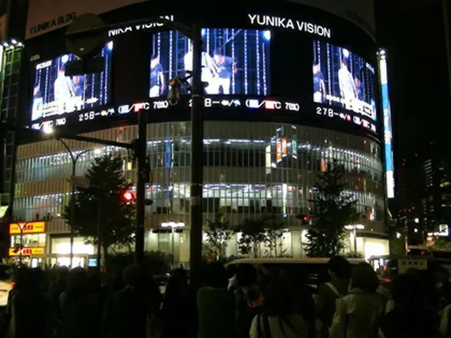 「東方神起」LIVE映像に西武新宿駅前ユニカビジョンにファンが殺到！
