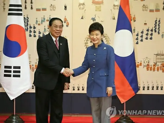 チュンマリ大統領（左）と握手する朴大統領＝22日、ソウル（聯合ニュース）