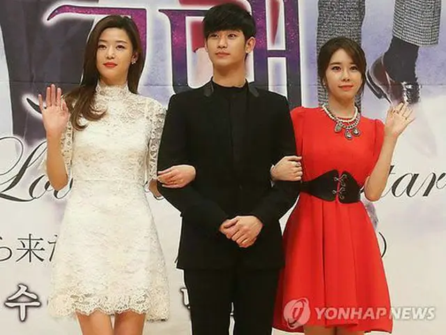 ドラマ「星から来たあなた」のチョン・ジヒョン、キム・スヒョン、ユ・インナ（左から）