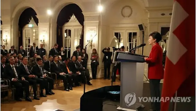 韓国・スイス経済人フォーラムで基調演説を行う朴大統領＝20日、ベルン（聯合ニュース）