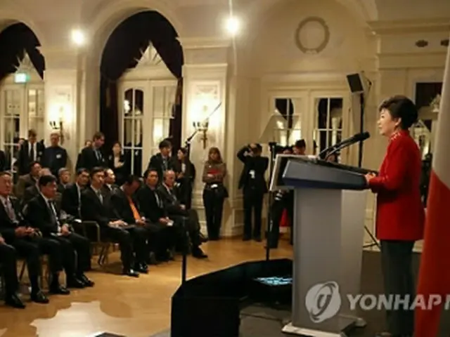 韓国・スイス経済人フォーラムで基調演説を行う朴大統領＝20日、ベルン（聯合ニュース）