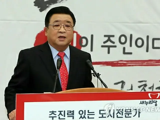 釜山市長選への出馬を表明する権氏＝２３日、ソウル（聯合ニュース）