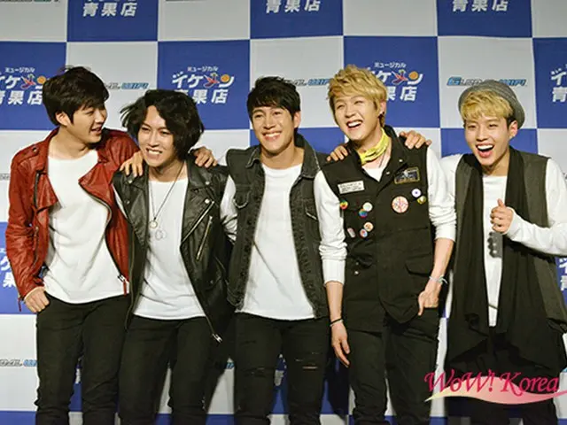 左からチャンヒョン（SHU-I）、ミカ（大国男児）、キム・ナムホ、インジュン（大国男児）、ミンホ（SHU-I）
