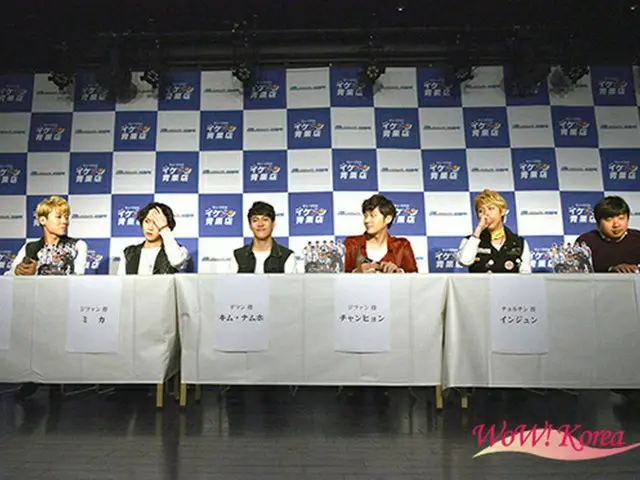 左からミンホ（SHU-I）、ミカ（大国男児）、キム・ナムホ、チャンヒョン（SHU-I）、インジュン（大国男児）、キム・ヒョンウ監督