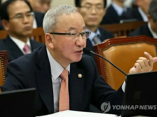 国会で答弁する玄副首相=13日、ソウル(聯合ニュース)