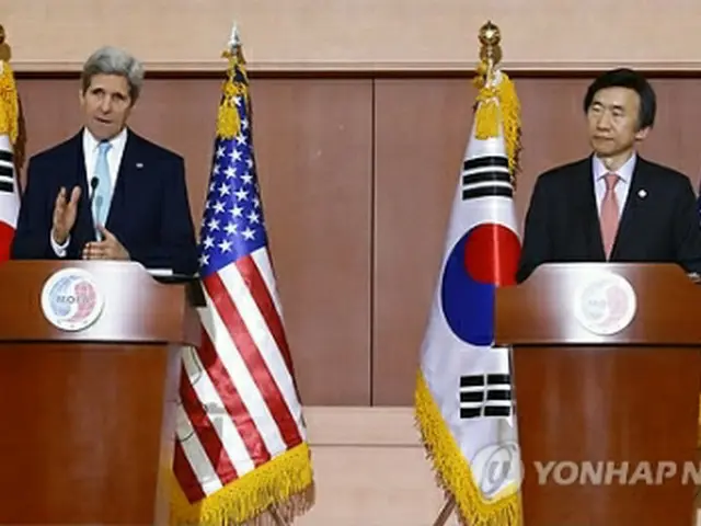 共同記者会見に臨むケリー米国務長官(左)と尹炳世外交部長官=13日、ソウル(聯合ニュース)