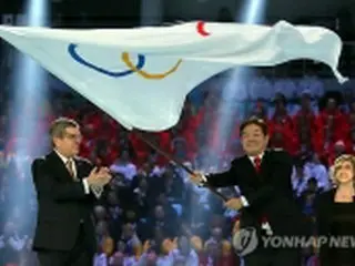 五輪旗が次回開催の韓国・平昌へ　冬季ソチ大会が閉幕