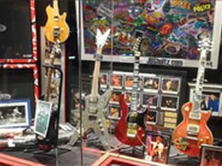ギタリスト キム・セファンのギター、ハリウッド・ロックウォークに展示