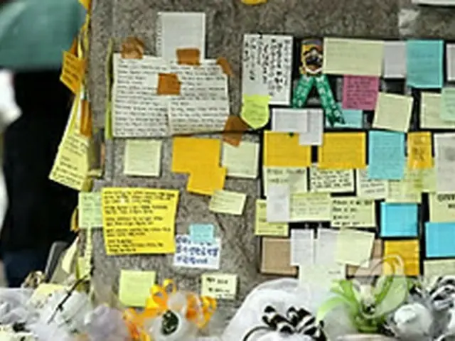 檀園（タンウォン）高校の校門には不明者の帰還を願うメッセージが寄せられている