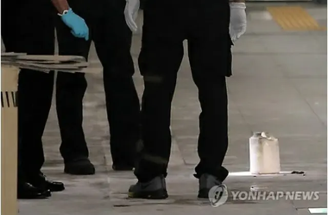 放火に使われたとされるシンナー入りのボトル＝２８日、ソウル（聯合ニュース）