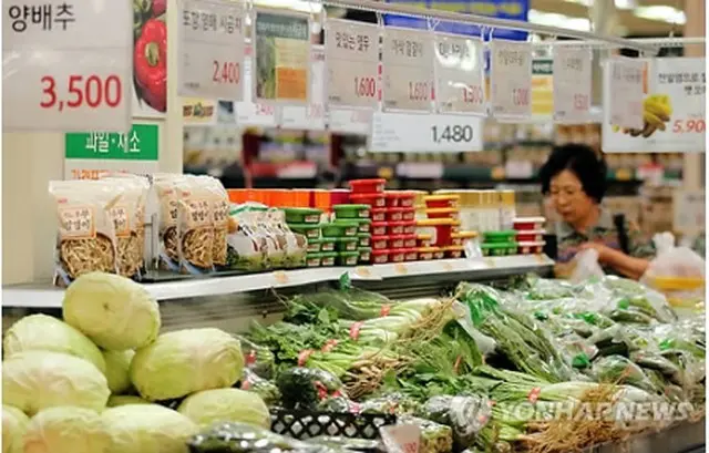 スーパーで買い物をする消費者＝（聯合ニュース）